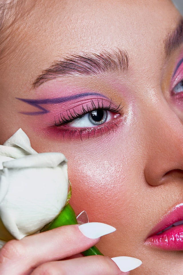Mastering the Art of Effortless Elegance: Perfectly Applied Eyeliner Tips