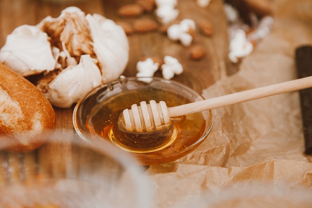 Hydrate and Moisturize Your Skin with These 20 Homemade Honey Face Packs