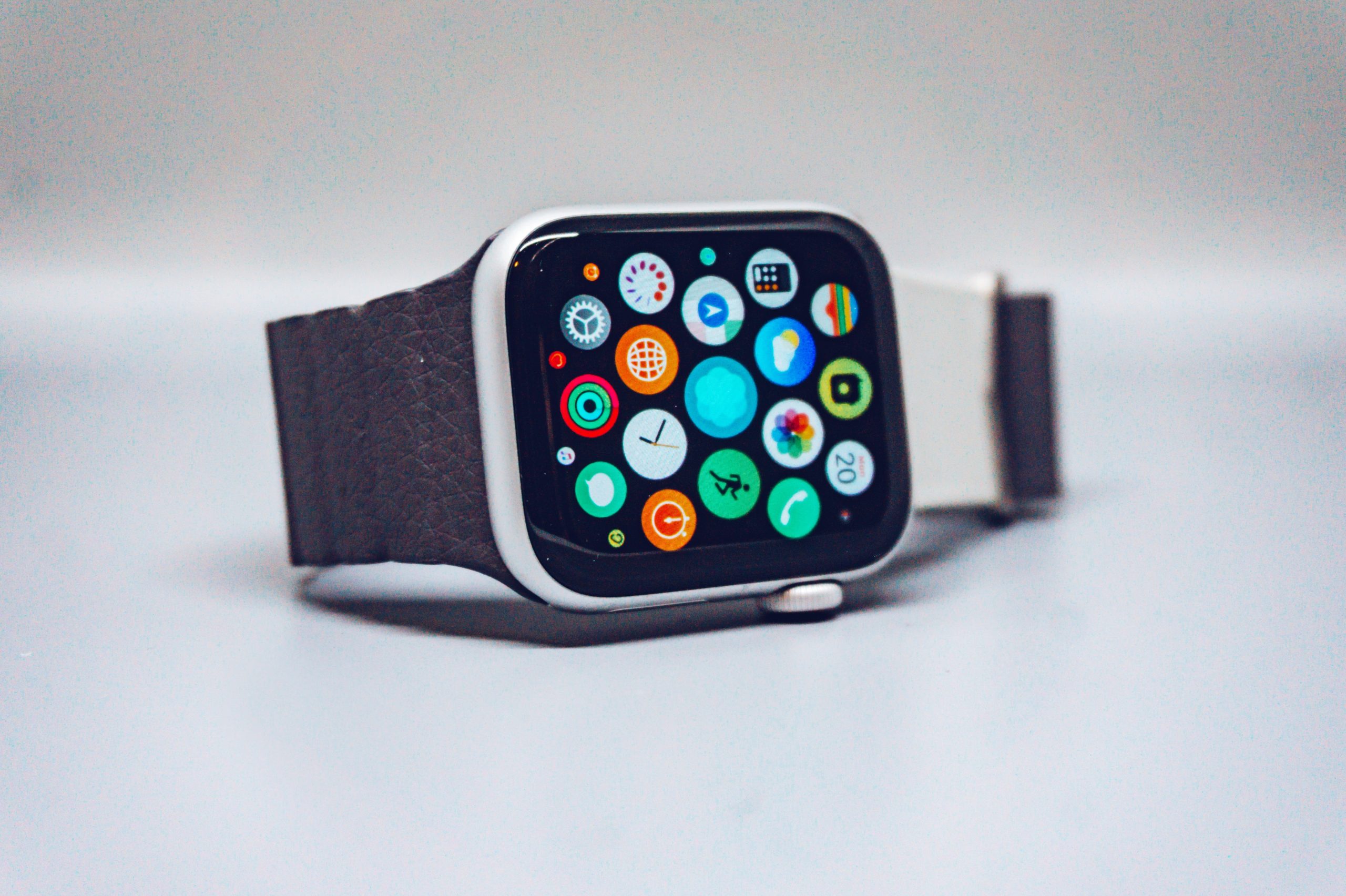 4 Stunning Apple Watch Faces for the OLED Screen