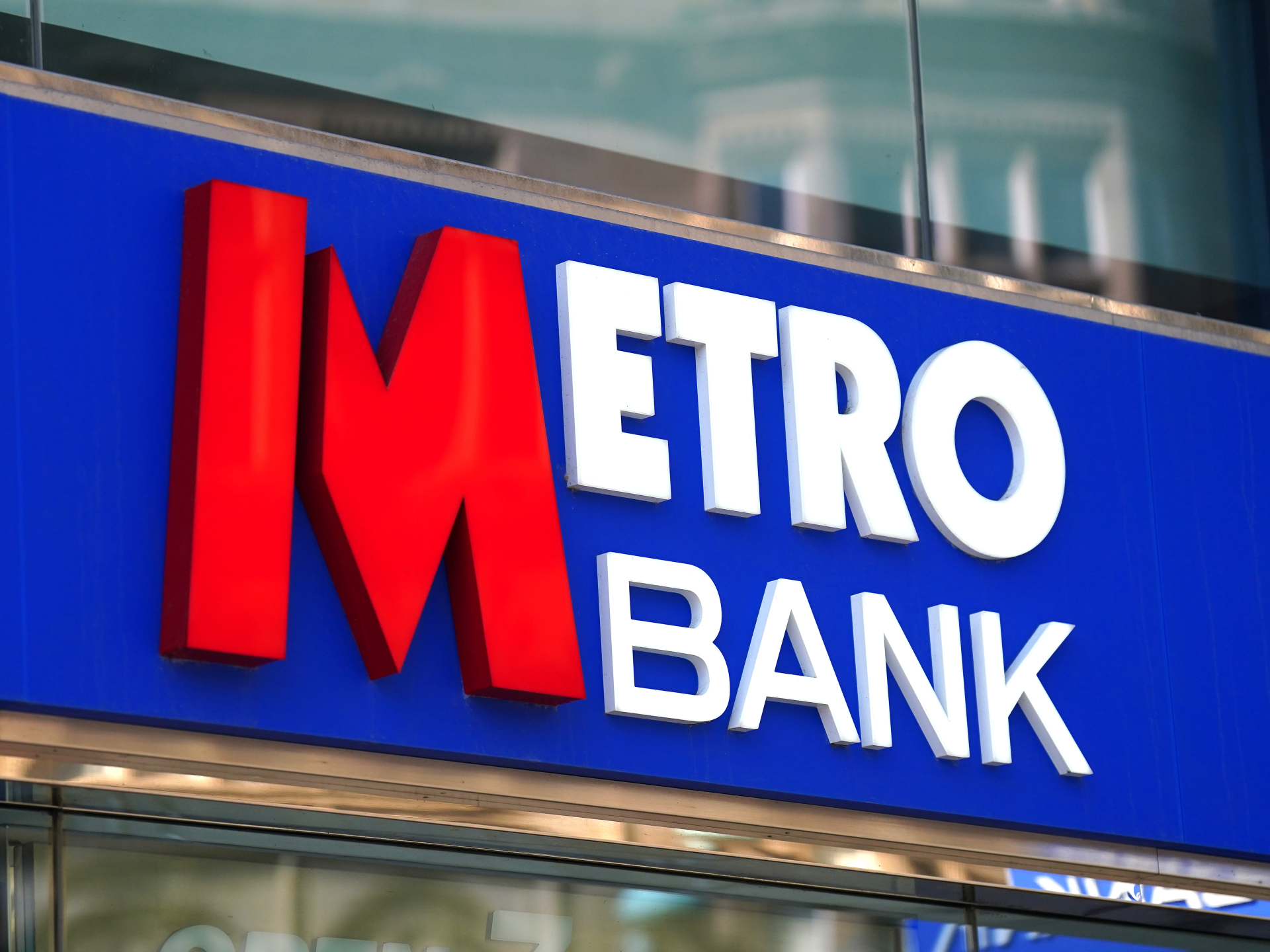 Colombian Tycoon’s Audacious Venture: Challenging the Status Quo at Metro Bank
