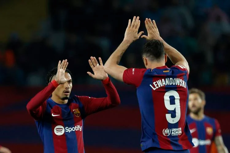 Lewandowski hat trick gives Barcelona comeback victory over Valencia