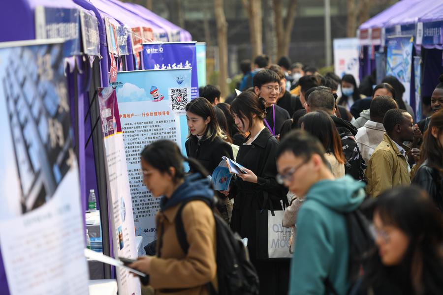 China’s Job Market Welcomes Growing Cohort of Returned Overseas Students